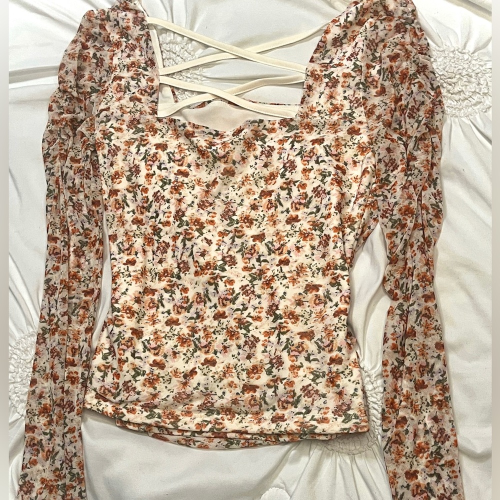 floral🌸, long-sleeved top, with white laces on back